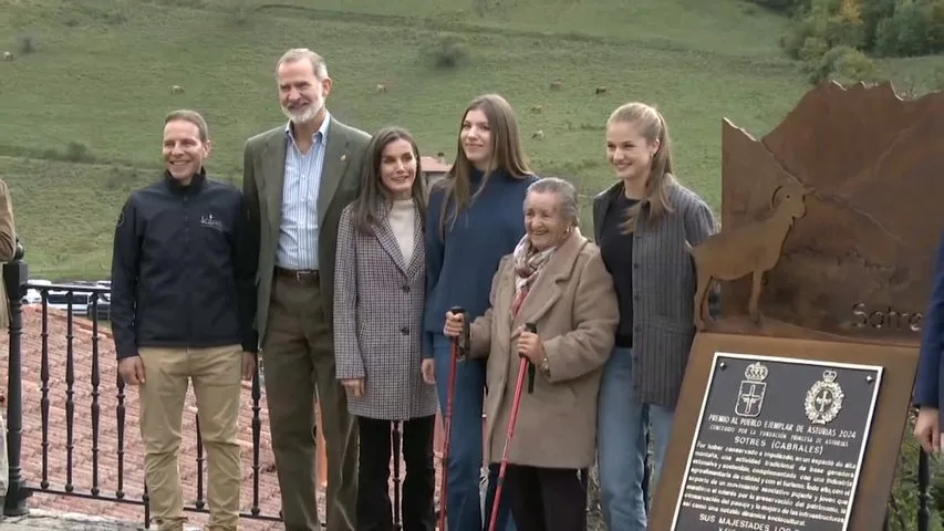 La familia real posa junto a la placa conmemorativa de Sotres como Pueblo Ejemplar