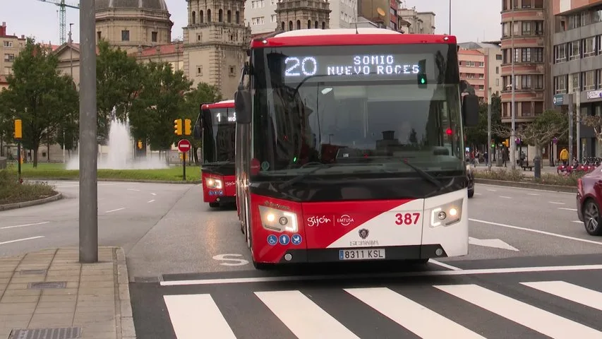 Autobuses urbanos llegando a la plaza del Humedal