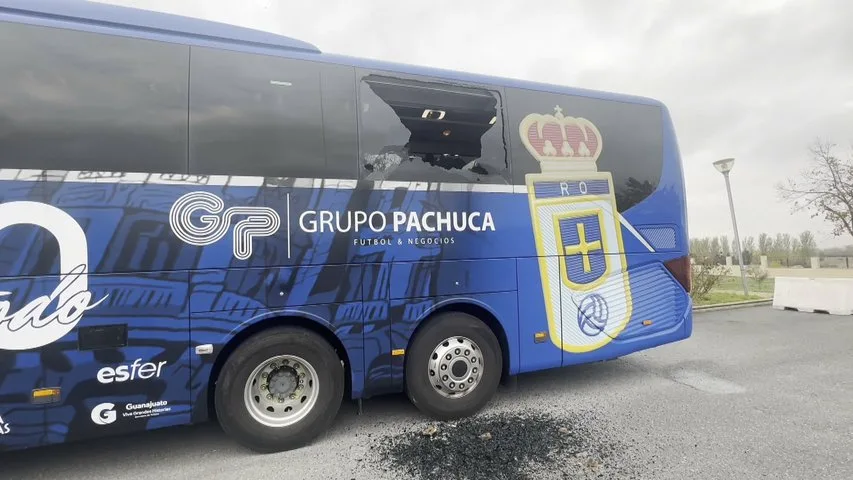 Lunas rotas tras un acto vandálico contra el autobús del Real Oviedo