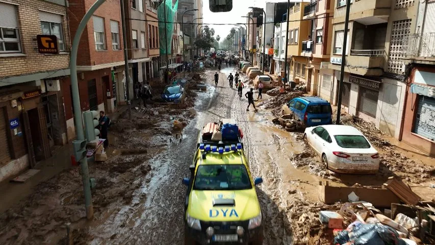 Una calle de las más afectadas por la dana en Valencia