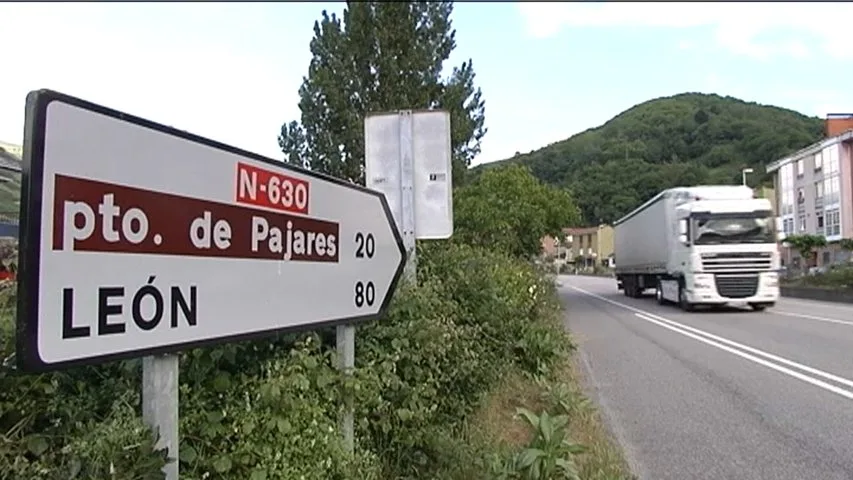 Un camión entrando en el Payares por el corte del Huerna