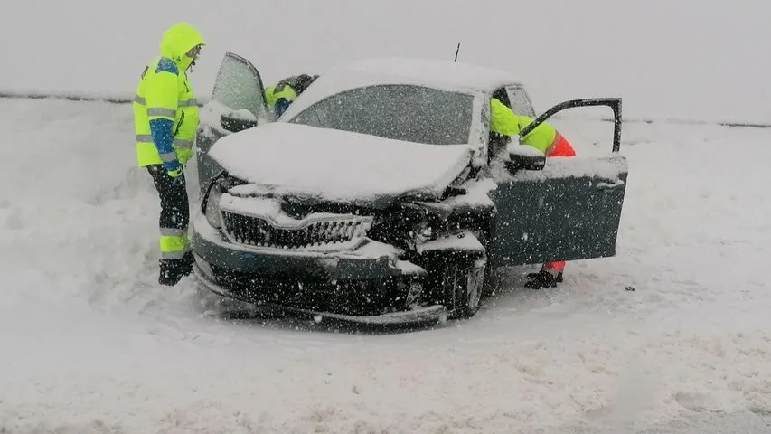 Un accidente en la carretera de Payares a primera hora de la mañana provoca heridos leves