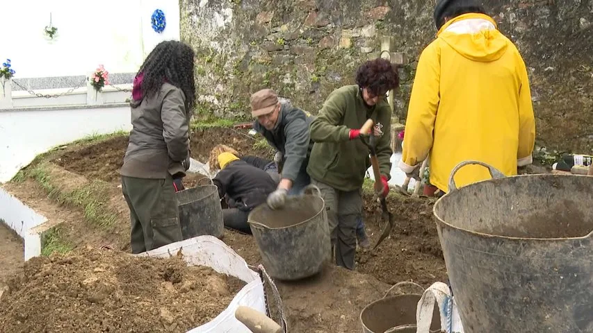 Continúa la búsqueda de los cuerpos de las hermanas Ferrer en una fosa del cementerio de A Caridá