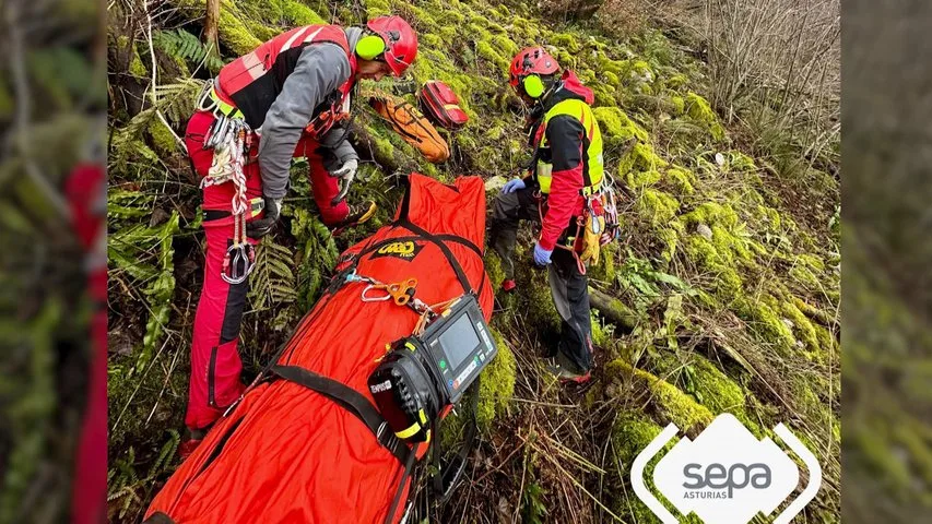 Un cazador resultó herido ayer al despeñarse en el bosque de Peloño, en Ponga