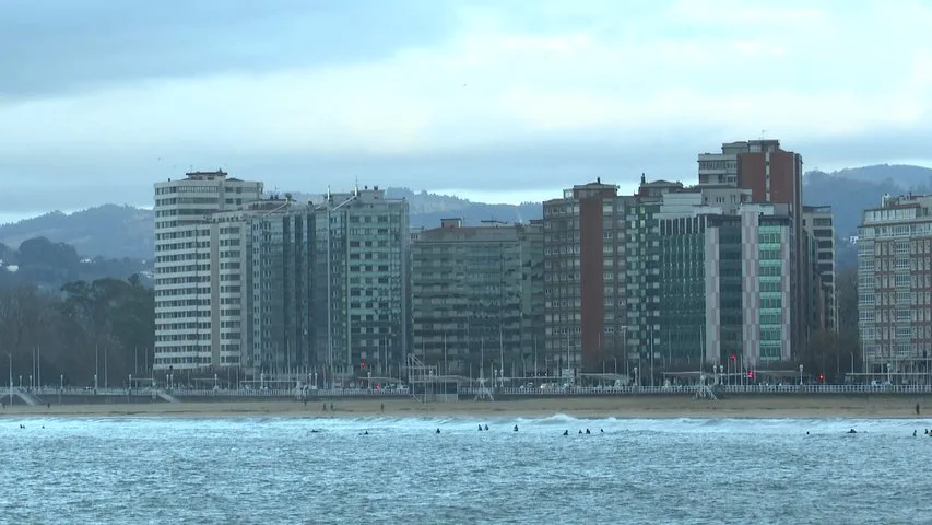 El Llano, en Gijón; Las Meanas en Avilés; Lugones en Siero y Llanes, son zonas tensionadas