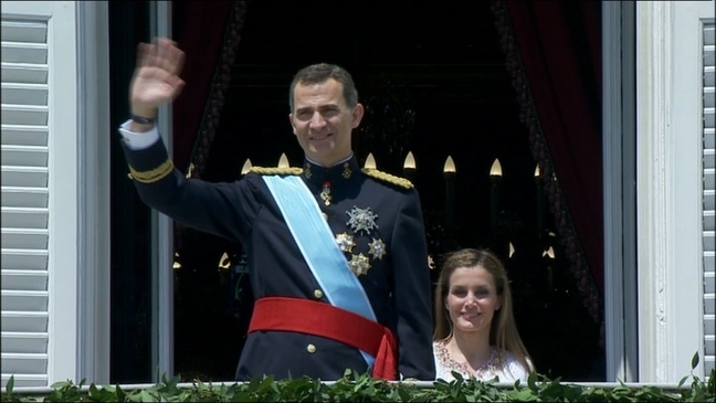 Los Reyes saludan al pueblo español desde el Palacio Real 