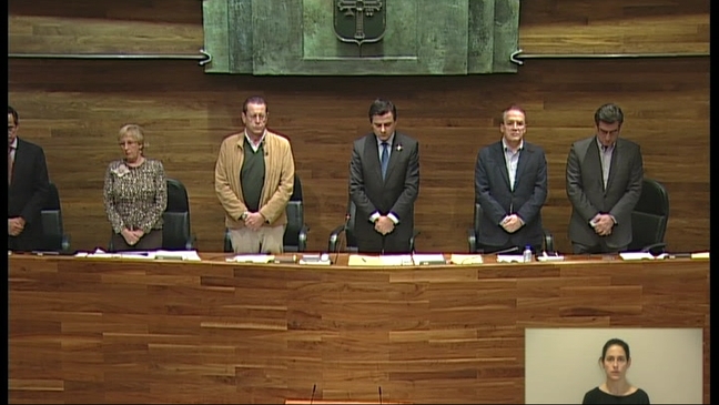 Un minuto de silencio en el Parlamento por el crimen de 