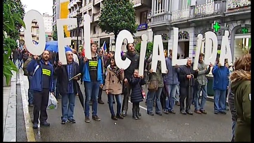 Cientos De Personas Se Manifiestan En Oviedo Por La Oficialidad Del Asturiano Noticias Rtpa